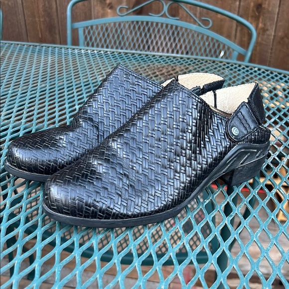 ARIAT Women’s Mules Size 6.5 Black Leather Basket Weave Western Sling Back Shoe - Picture 1 of 13